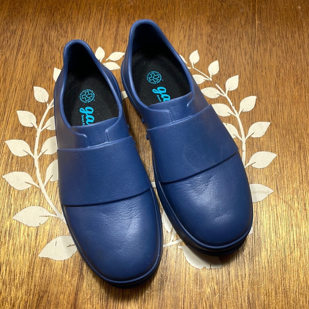Women's GALES Frontline blue nursing shoes. Size men's 7/women's 9. New